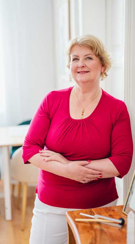 Linn-steht-im-Malila-Reiki-Studio-an-die-Wand-gelehnt Linn steht im Malila Reiki-Studio an die Wand gelehnt.